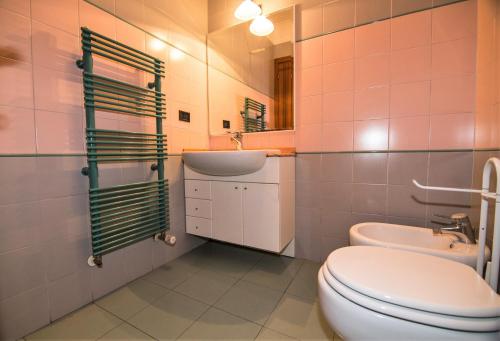 ein Badezimmer mit einem weißen WC und einem Waschbecken in der Unterkunft Appartamento Mediterraneo in San Benedetto del Tronto