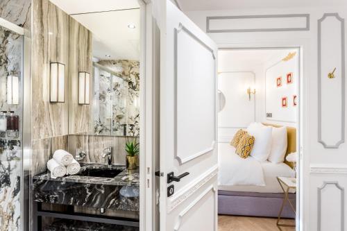 a bathroom with a sink and a bedroom with a bed at Luxury 2 Bedroom 2,5 Bathroom - Louvre & Notre Dame in Paris