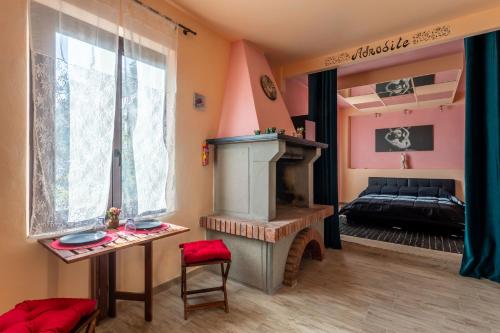 een kamer met een open haard en een slaapkamer met een bed bij Afrodite IdroSuite in Piano di Follo