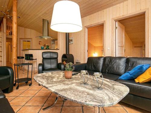 ein Wohnzimmer mit einem Tisch und einem Sofa in der Unterkunft 8 person holiday home in Fjerritslev in Torup Strand