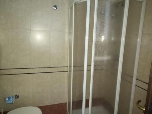 e bagno con cabina doccia e servizi igienici. di Residence Croce a Piacenza