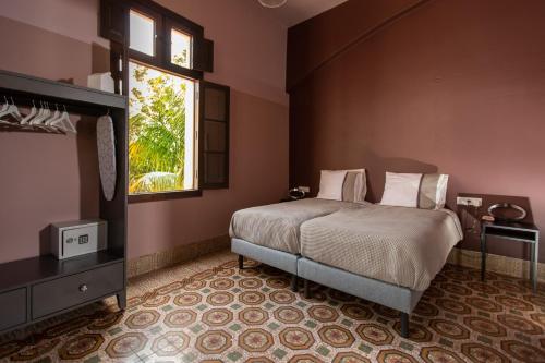 a bedroom with a bed and a window at Villa Nestor in Ingenio