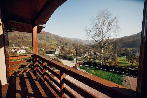a balcony of a cabin with a view of a valley at Садиба Казка in Vizhenka