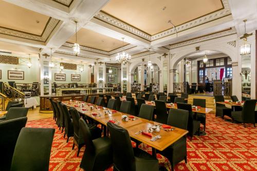 A restaurant or other place to eat at Adelphi Hotel