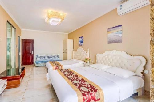 una camera da letto con due letti e una finestra di Utopia Apartment a Harbin