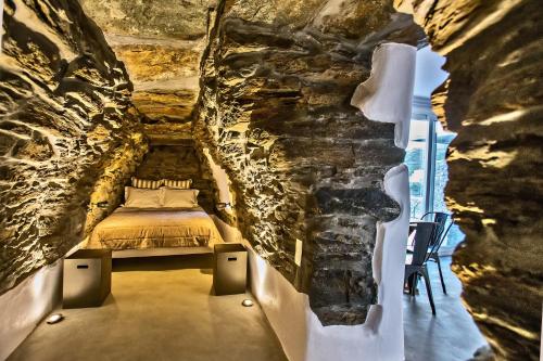 Cama o camas de una habitación en Aeolis Tinos Suites