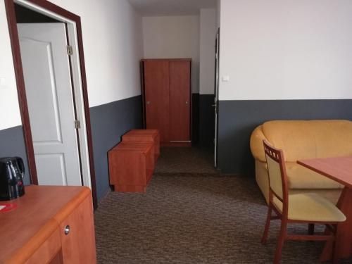 a room with a door and a table and a chair at Bristol Economy in Bytom