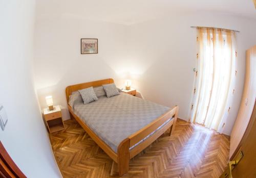 1 dormitorio con 1 cama en el centro de una habitación en Apartments Angela, en Budva