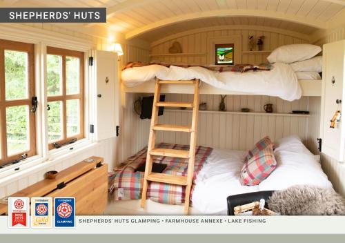 małą sypialnię z łóżkiem piętrowym w małym domku w obiekcie Morndyke Shepherds Huts w mieście Thirsk