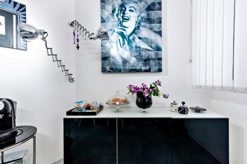 uma cozinha em preto e branco com uma mesa com flores em MStudio / Loft em Lecce