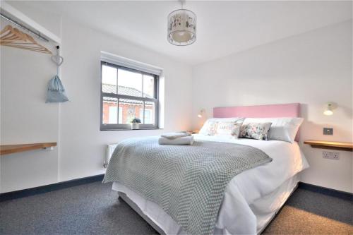 Postelja oz. postelje v sobi nastanitve New street Luxury town house in the centre of Holt with free PARKING for one car