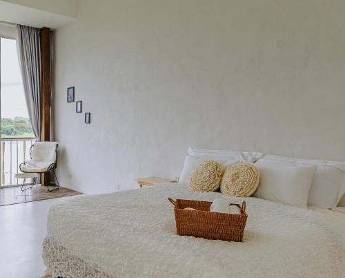 Ένα ή περισσότερα κρεβάτια σε δωμάτιο στο White Wall Riverfront Hotel