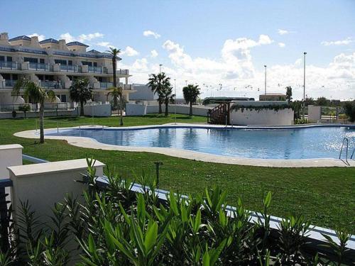 una piscina en medio de un complejo en Casa Valdevaqueros, en Tarifa