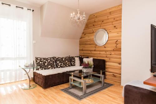 een woonkamer met een bank en een tafel bij Na Stromej in Zakopane
