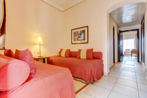 Cette chambre comprend deux lits et un couloir. dans l'établissement TUI MAGIC LIFE Kalawy, à Hurghada