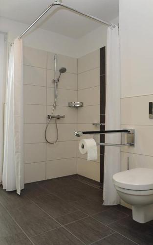 HeekにあるHotel Am Marktのシャワーとトイレ付きのバスルーム