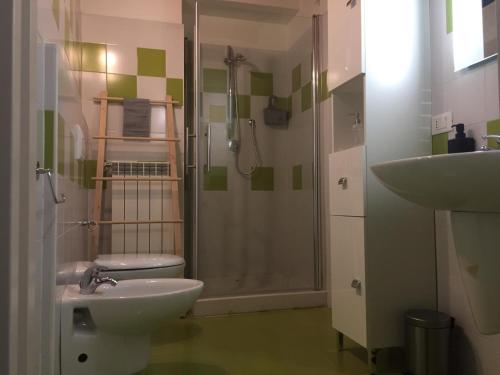 e bagno con doccia, servizi igienici e lavandino. di 3t House a Cremona