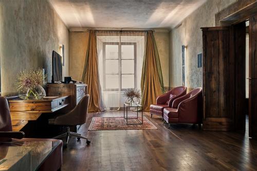 a living room with a couch and a desk at Hotel Stary in Kraków