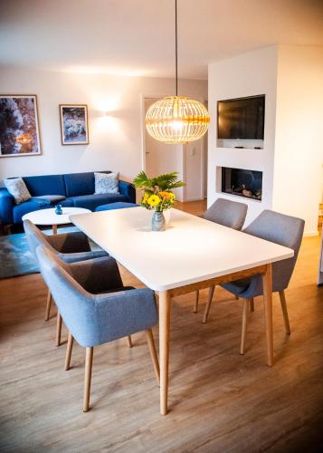 a dining room with a white table and chairs at Apartmenthaus Feldberg in Feldberg