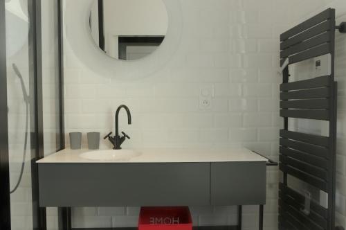 a bathroom with a sink and a mirror at L'Echoppe - Maison 3 chambres avec 2 salles de bain et grande Terrasse in Talence