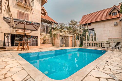a swimming pool in front of a house at Pousada Estalagem de Brotas in Brotas