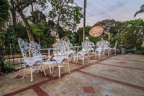 a group of people sitting at a table at Pousada Estalagem de Brotas in Brotas