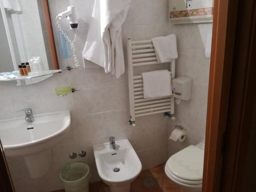 Salle de bains dans l'établissement Hotel Lo Scoiattolo