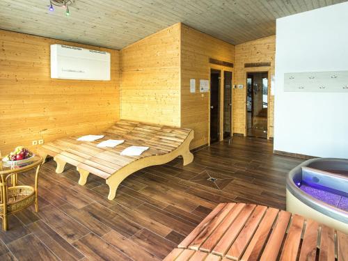 Pokój z sauną z ławką i wanną w obiekcie EA Horský Hotel Hájenka w mieście Modrava