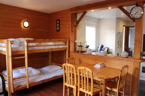 comedor con mesa y literas en Au chalet d'Yport, en Yport