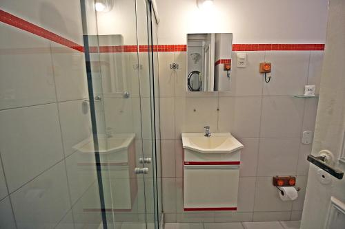 a bathroom with a shower and a sink at Rio Spot Homes vintage C051 in Rio de Janeiro