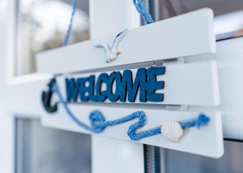 a sign that says welcome with a rope at Hanse Hotel Buxtehude in Buxtehude