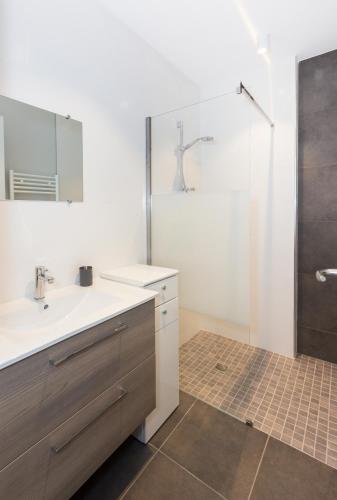 une salle de bain avec un lavabo et une douche dans l'établissement La Prairie, à Varengeville-sur-Mer