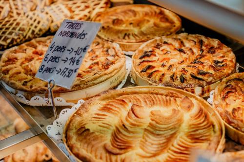 - un bouquet de tartes exposées dans une boulangerie dans l'établissement La Prairie, à Varengeville-sur-Mer