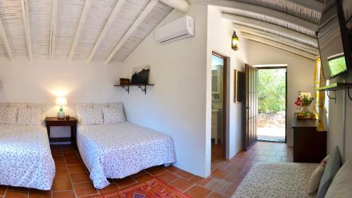 Säng eller sängar i ett rum på Finca Las Olivas - Unique country house with heated pool