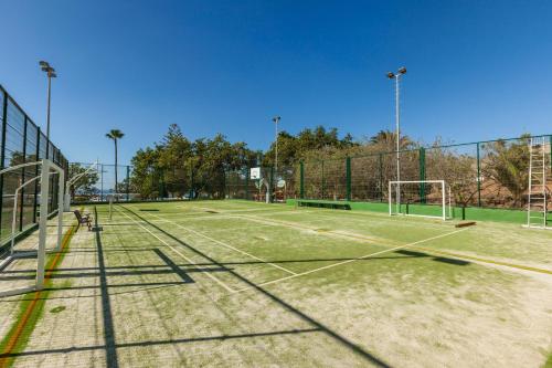 a tennis court with a net on top of it at Abora Interclub Atlantic by Lopesan Hotels in San Agustin