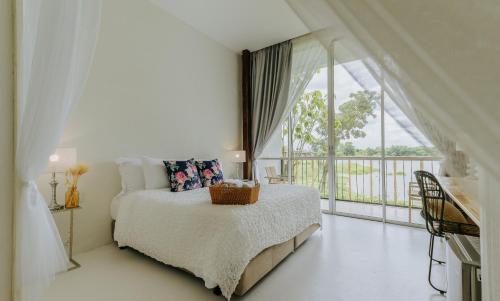 Ένα ή περισσότερα κρεβάτια σε δωμάτιο στο White Wall Riverfront Hotel