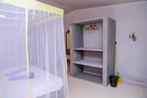 una habitación con una estantería de libros en una habitación en Greenery Lanka Villa, en Unawatuna