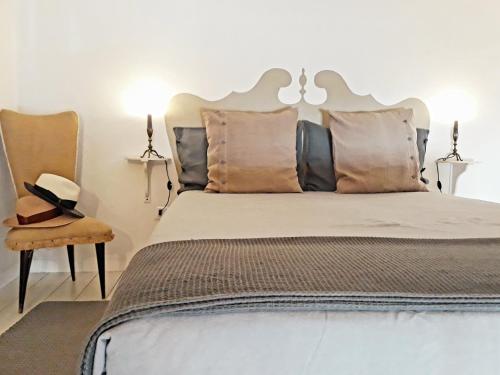 ローマにあるFul Apartment from Patti and Robi to San Pietro - Romeのベッドルーム(大型ベッド1台、椅子付)