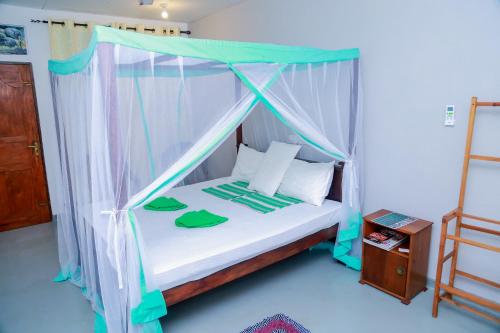 Tempat tidur dalam kamar di Greenery Lanka Villa