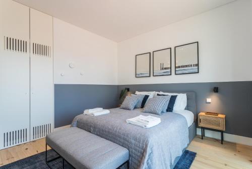 Un dormitorio con una cama y dos espejos en la pared. en FLH Cais Sodré Modern Flat, en Lisboa
