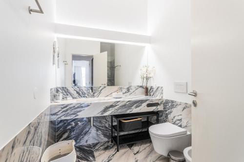 Un baño con lavabo, inodoro y espejo. en FLH Cais Sodré Modern Flat, en Lisboa