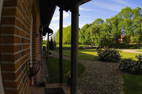 a view of a garden from the side of a building at Gut Settin am See - Ferienhäuser in Settin