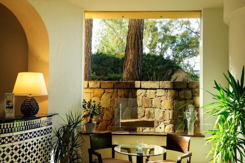 a room with a table and chairs and a window at Alberi del Paradiso in Cefalù