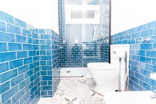 bagno piastrellato blu con servizi igienici e lavandino di Tarrapolita_Rambla a Tarragona