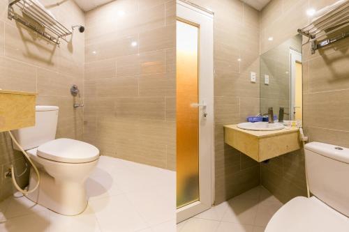 a bathroom with a toilet and a sink at Hung Phat Hotel - Trung Son in Ho Chi Minh City