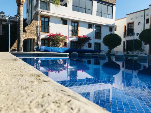 a swimming pool in front of a building at Hotel La Mansión in San José Iturbide