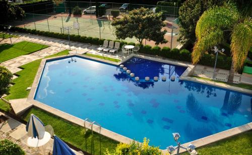 an overhead view of a large swimming pool at Hotel La Mansión in San José Iturbide