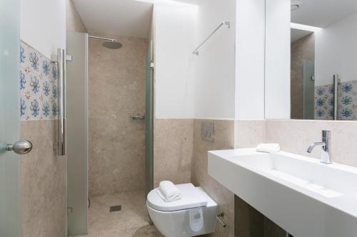 リスボンにあるFLH Chiado Modern Placeのバスルーム(トイレ、洗面台、シャワー付)