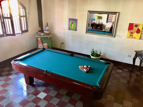 Casa Lula León Hostal tesisinde bir bilardo masası