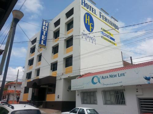 a building with a sign for a new life at Hotel Fernando in Tuxtla Gutiérrez